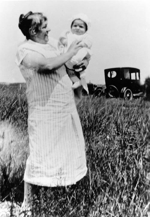 Sophie Mienscow and granddaughter Nadine Haller.jpg 60.0K